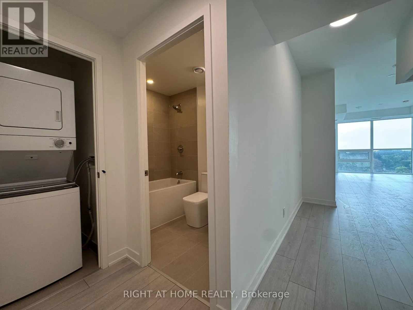 718 - 1381 LAKESHORE ROAD E