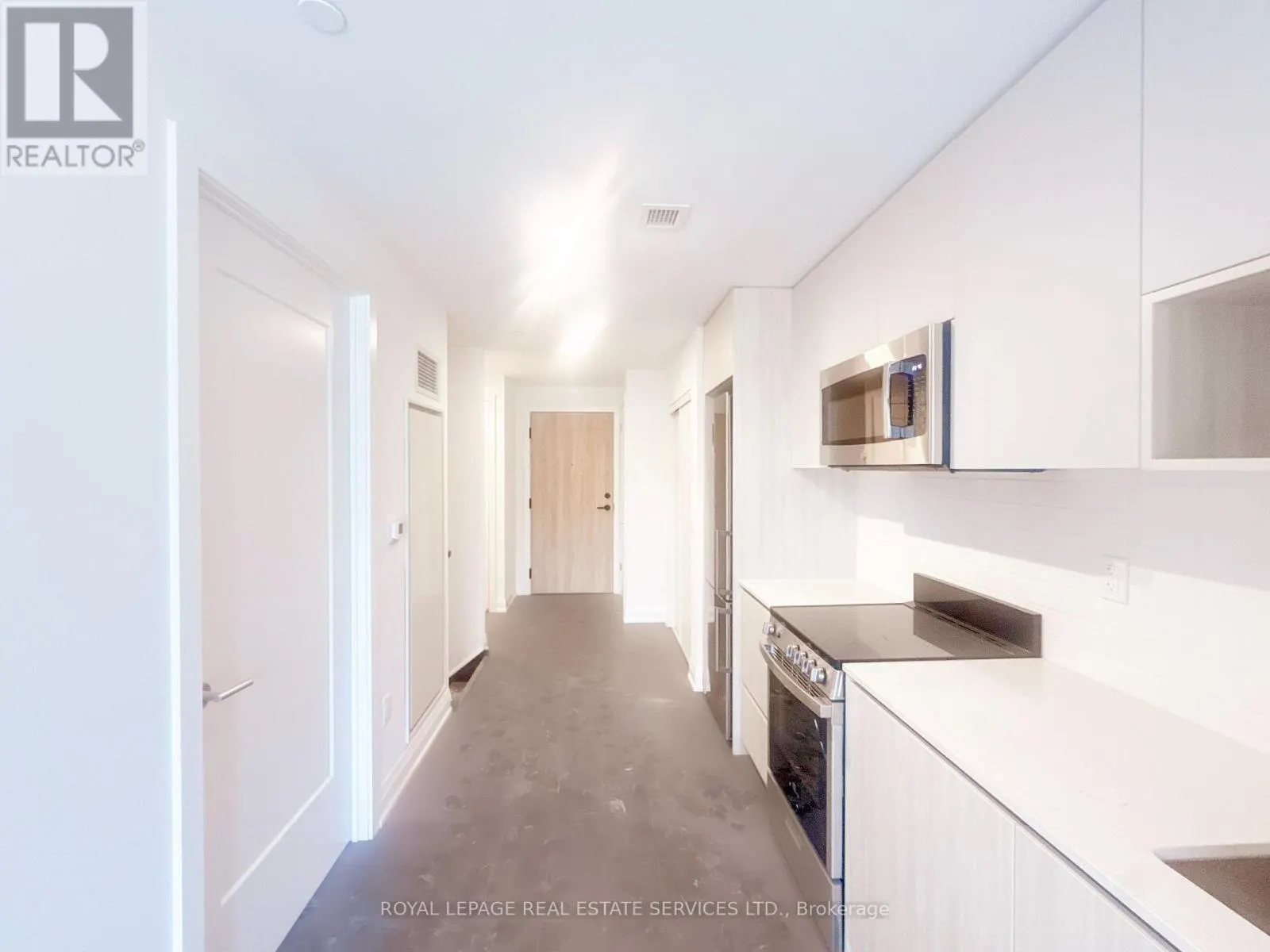 104 UPPER - 799 THE QUEENSWAY