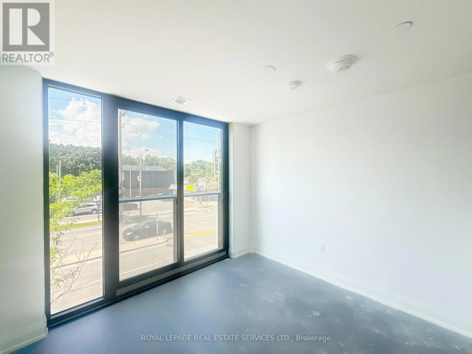 104 UPPER - 799 THE QUEENSWAY