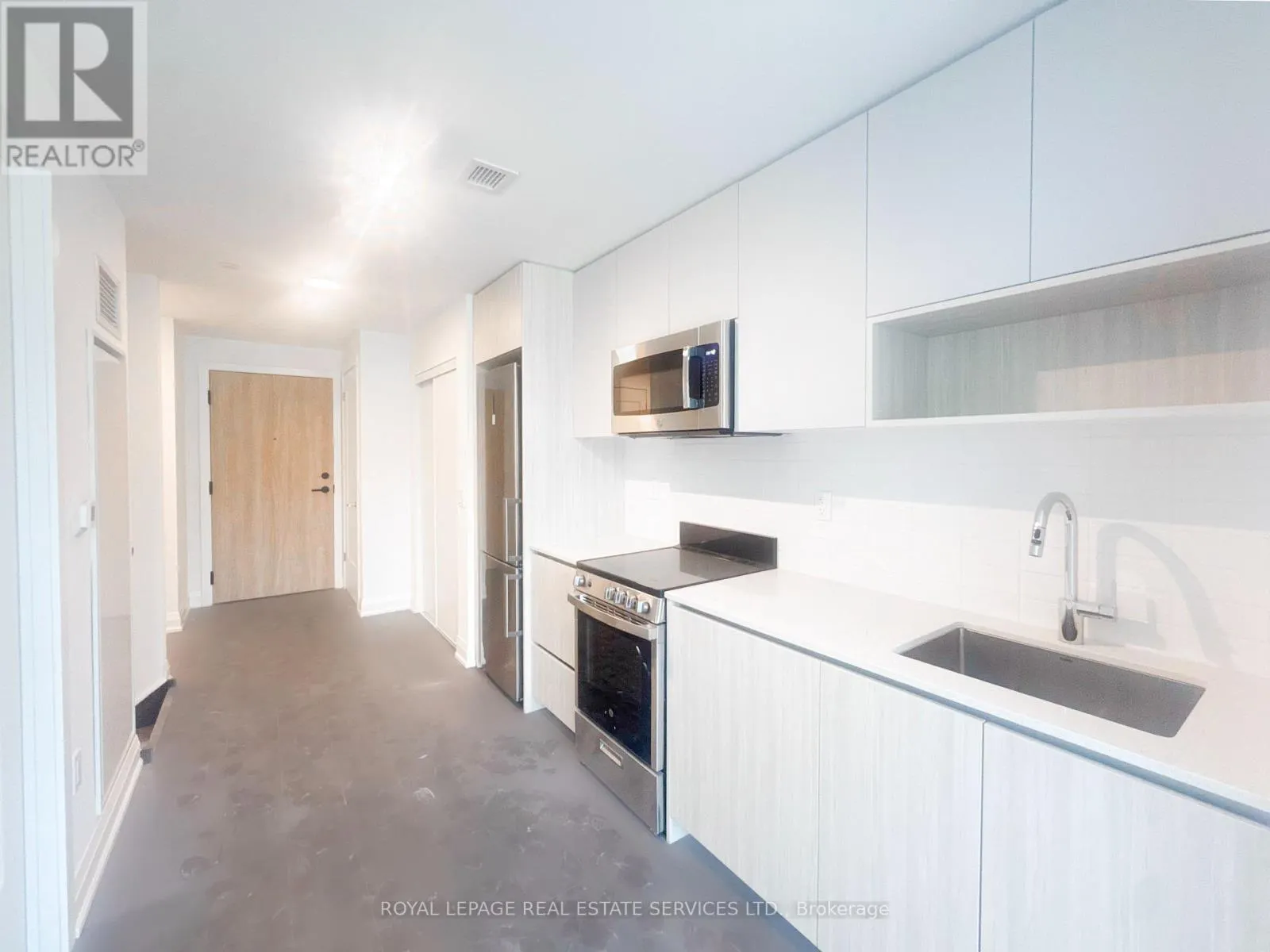 104 UPPER - 799 THE QUEENSWAY
