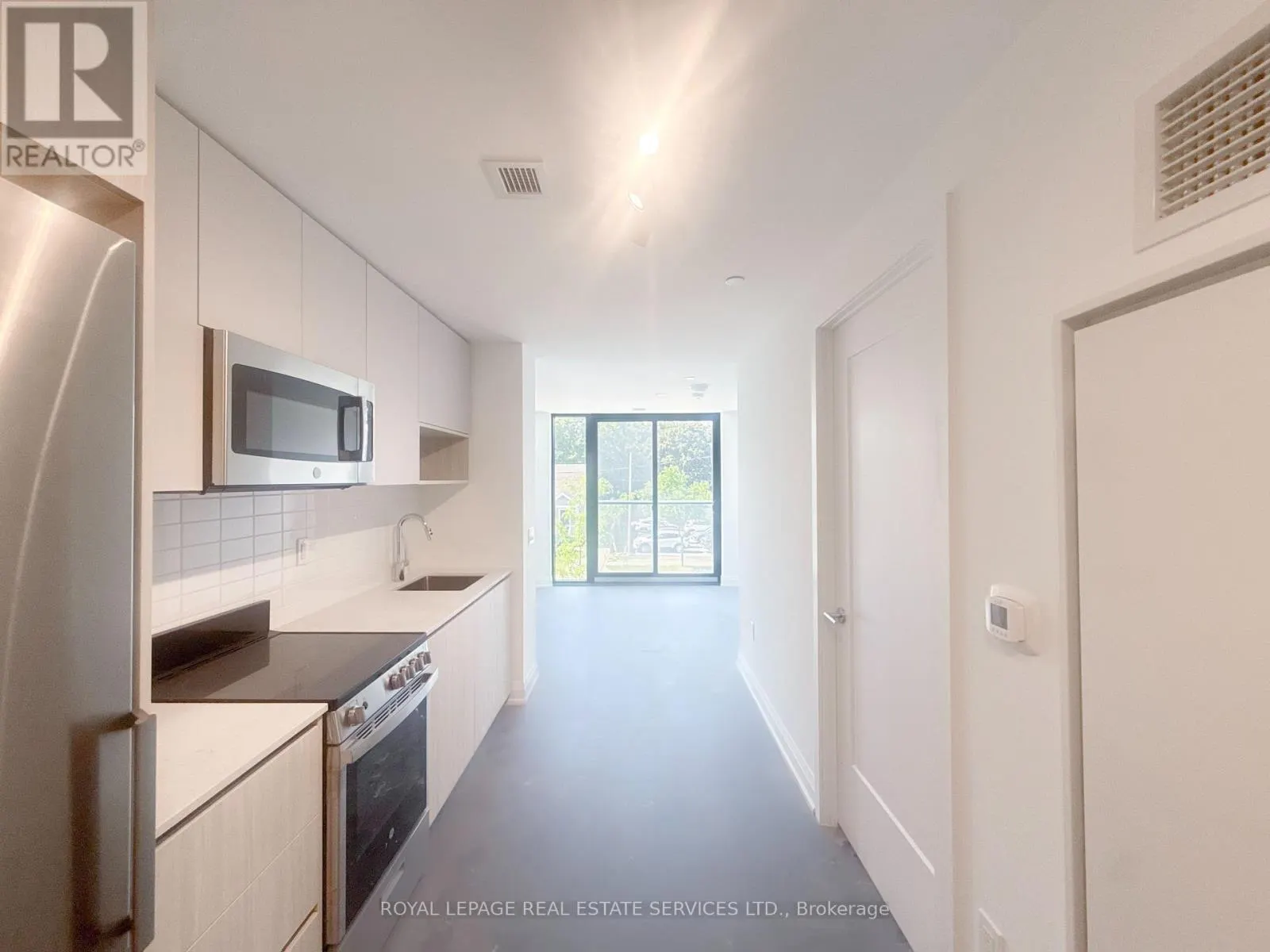 104 UPPER - 799 THE QUEENSWAY