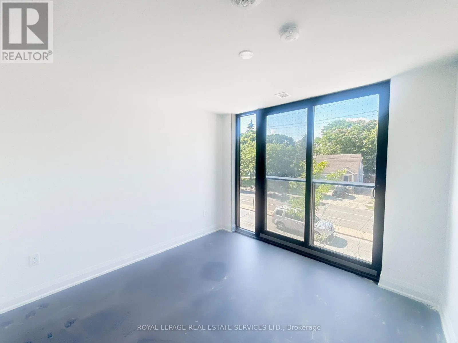104 UPPER - 799 THE QUEENSWAY