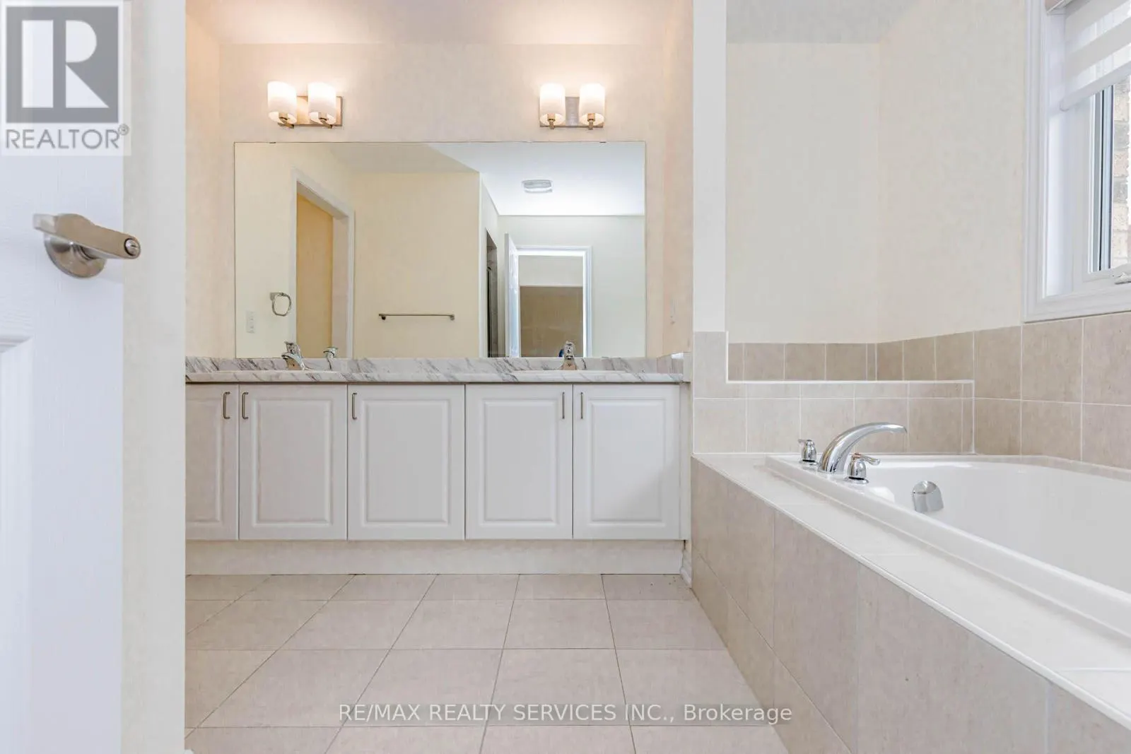 37 ROYAL FERN CRESCENT