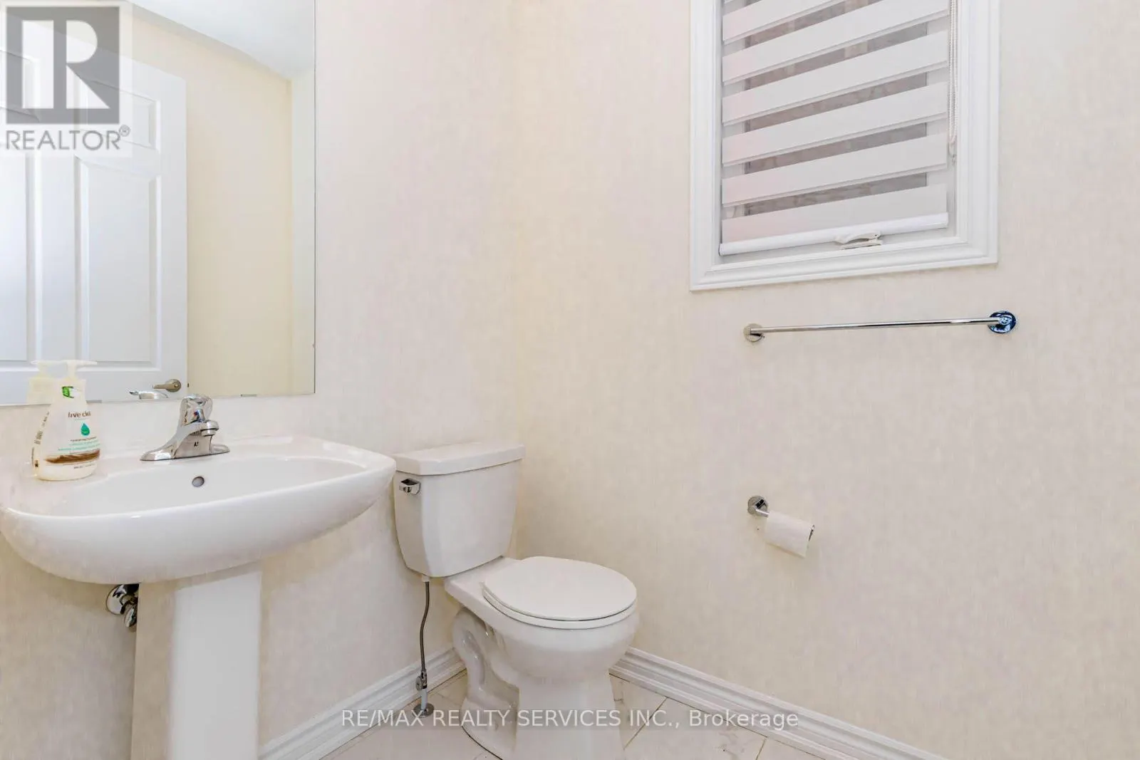 37 ROYAL FERN CRESCENT