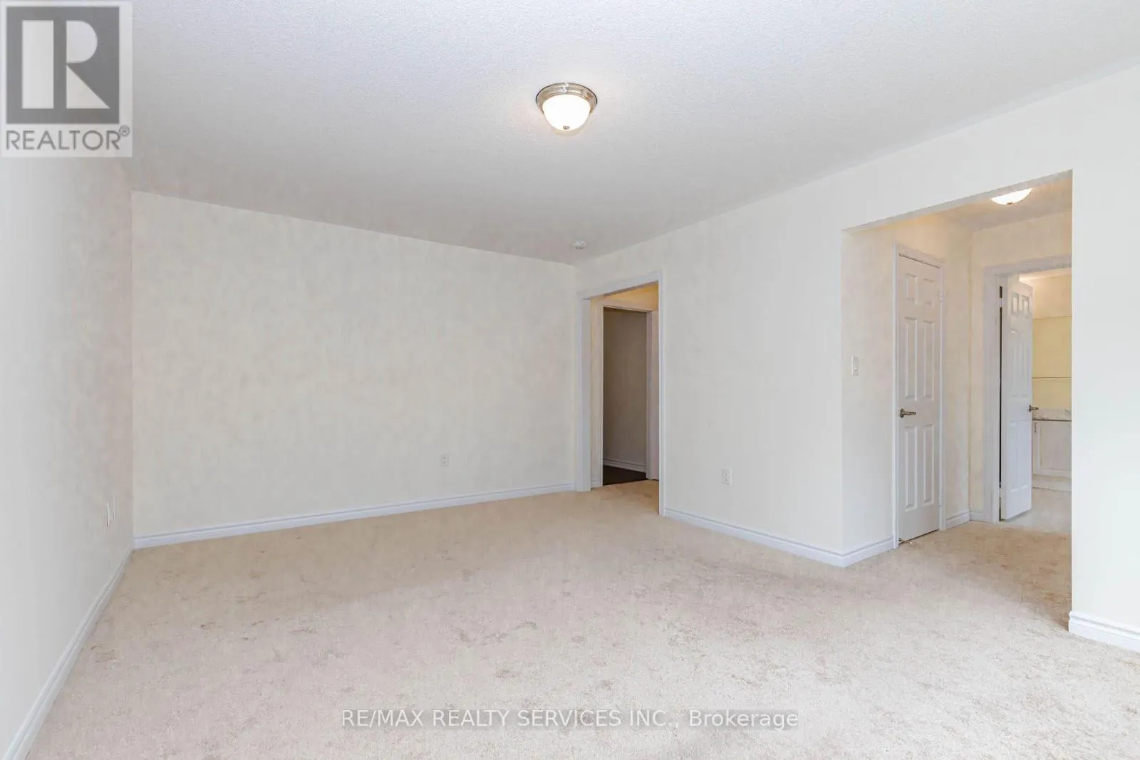 37 ROYAL FERN CRESCENT
