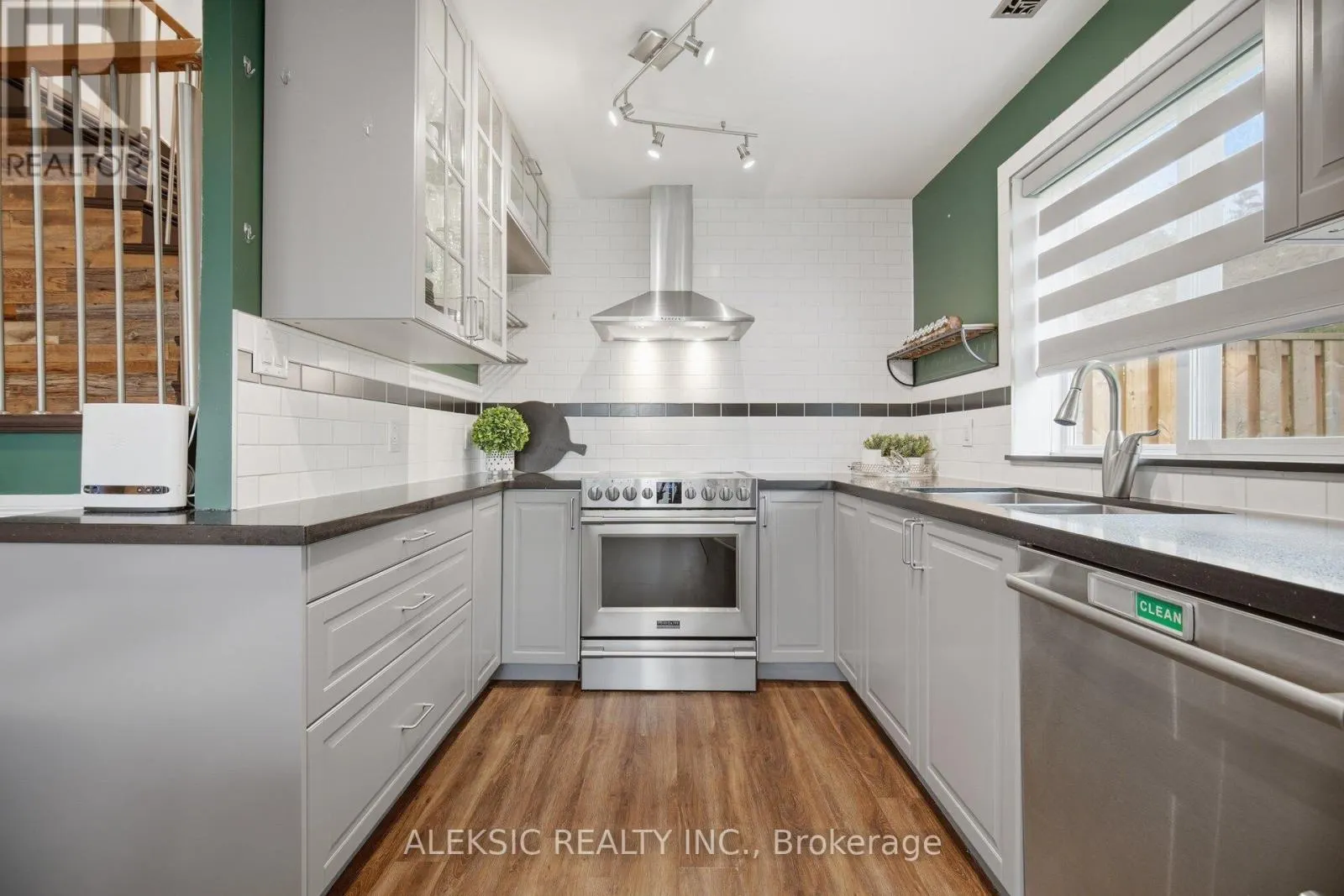 35 - 2001 BONNYMEDE DRIVE