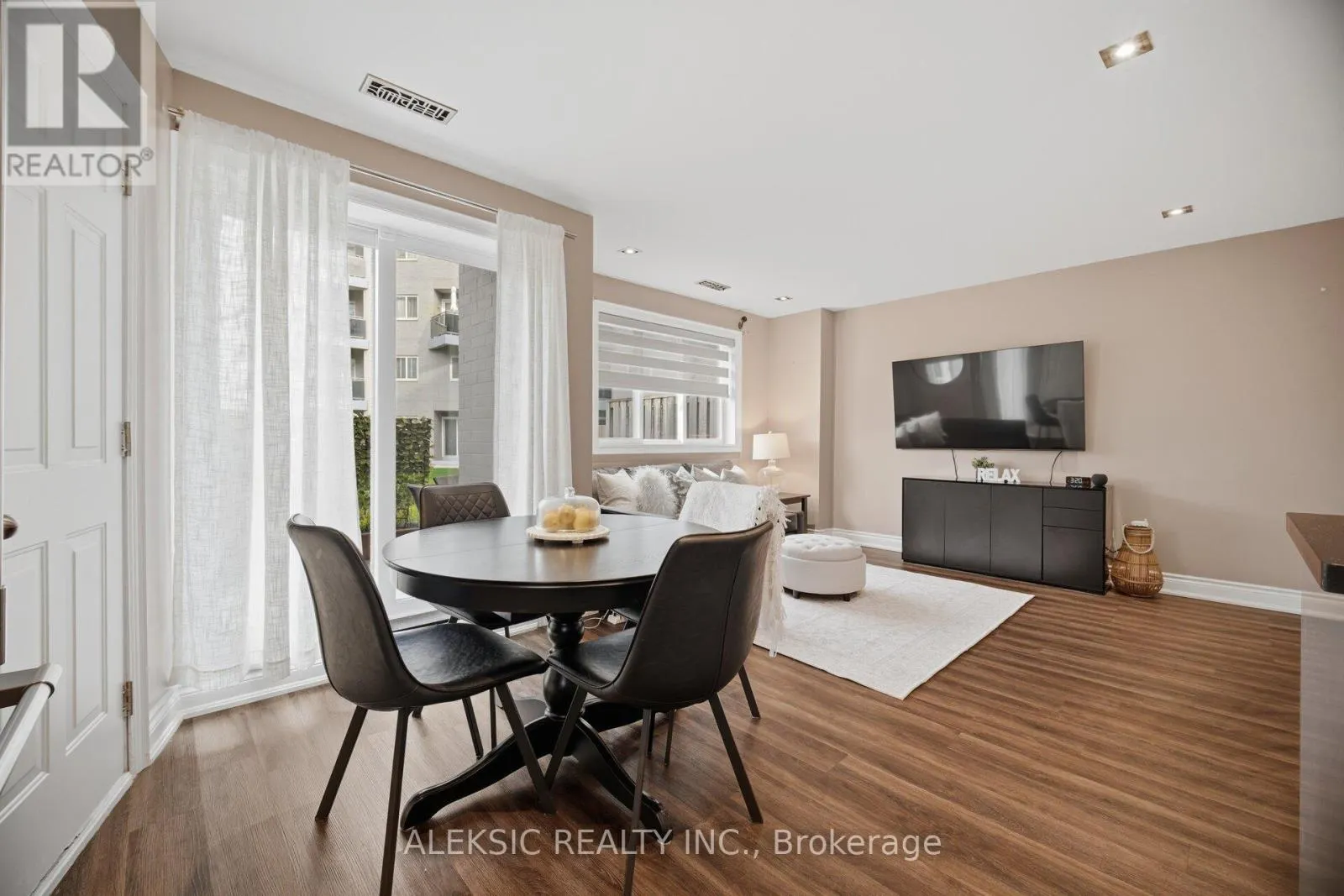 35 - 2001 BONNYMEDE DRIVE