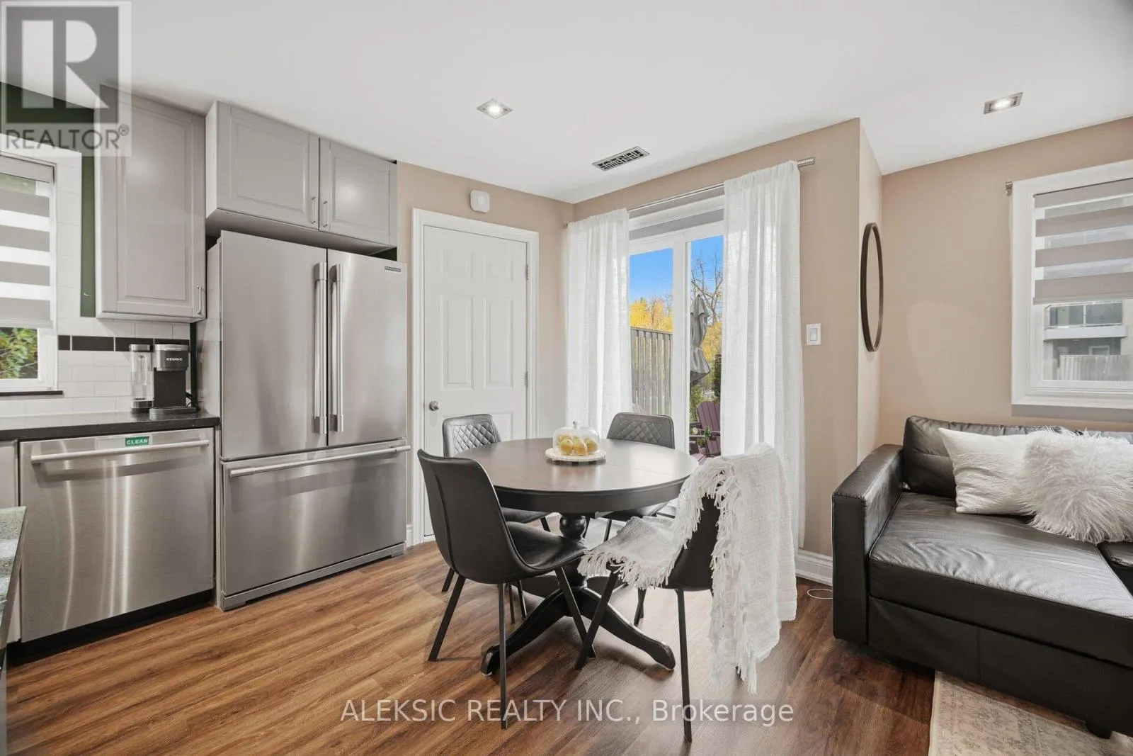 35 - 2001 BONNYMEDE DRIVE