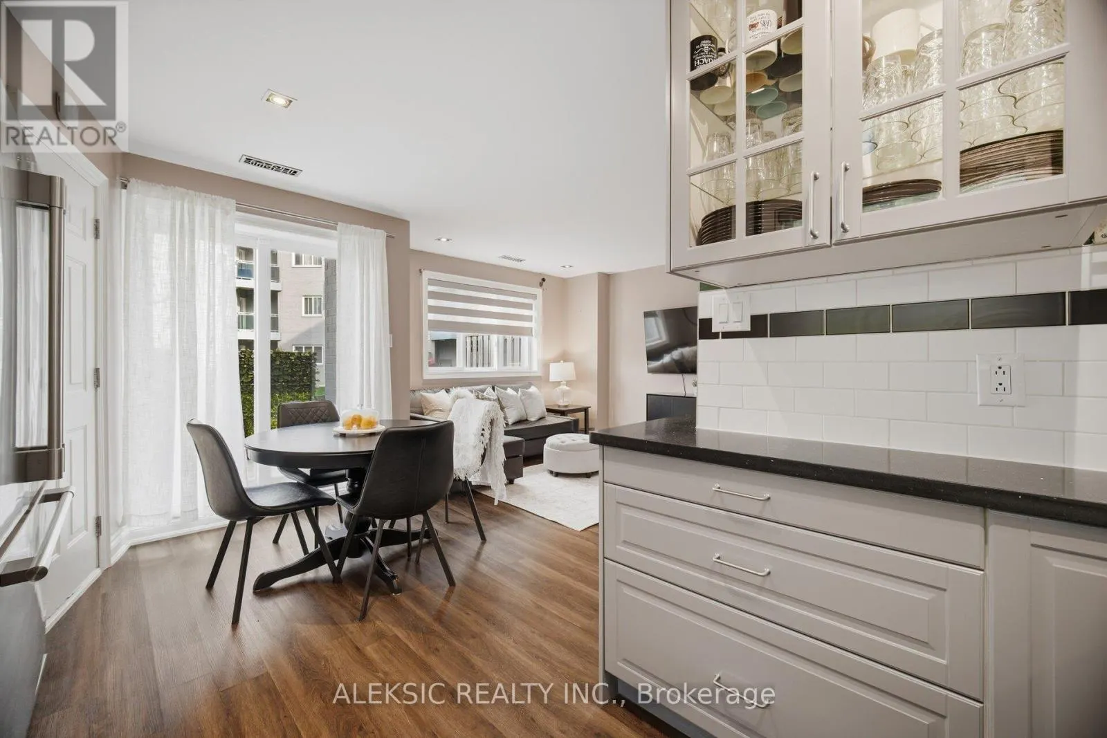 35 - 2001 BONNYMEDE DRIVE