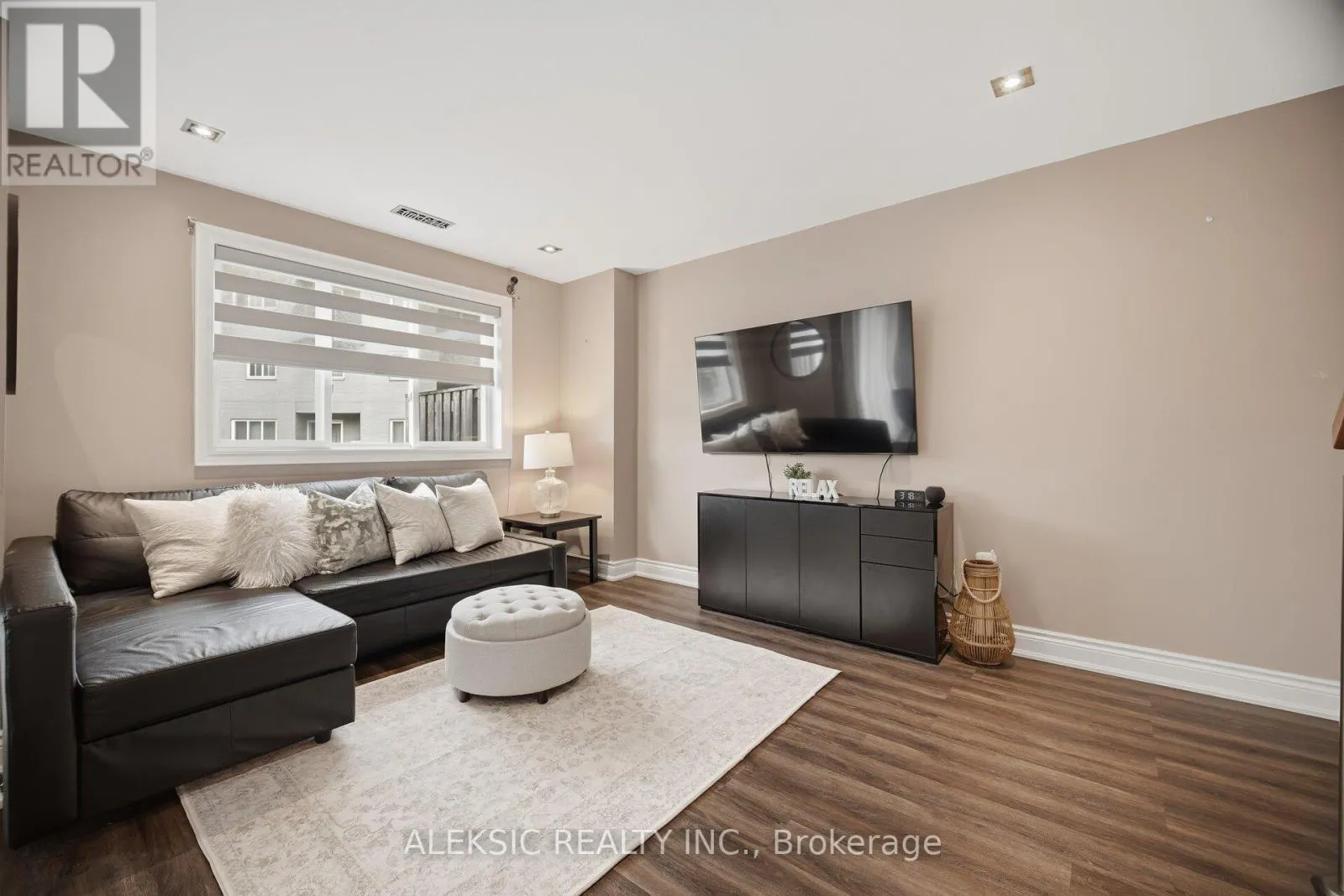 35 - 2001 BONNYMEDE DRIVE