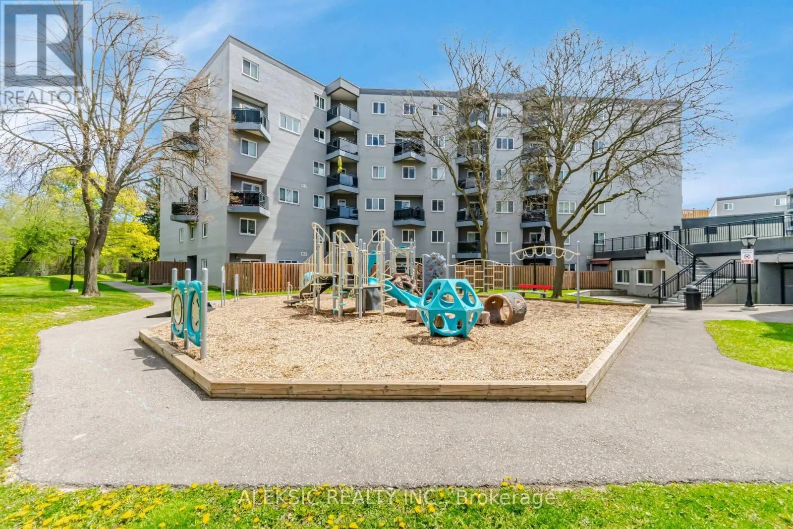 35 - 2001 BONNYMEDE DRIVE