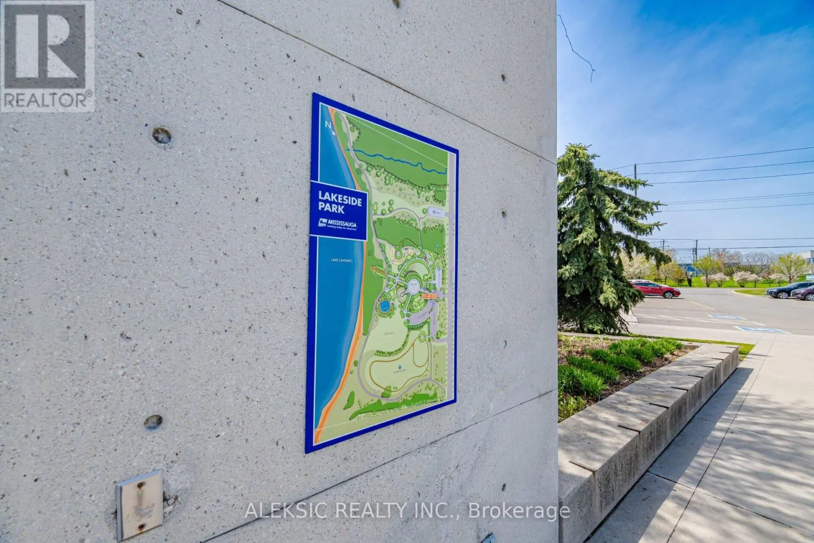 35 - 2001 BONNYMEDE DRIVE