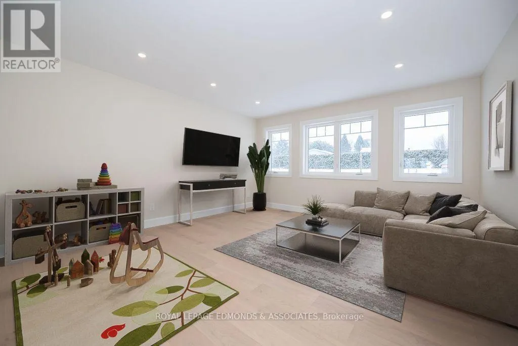 14 FAIRWAY DRIVE N