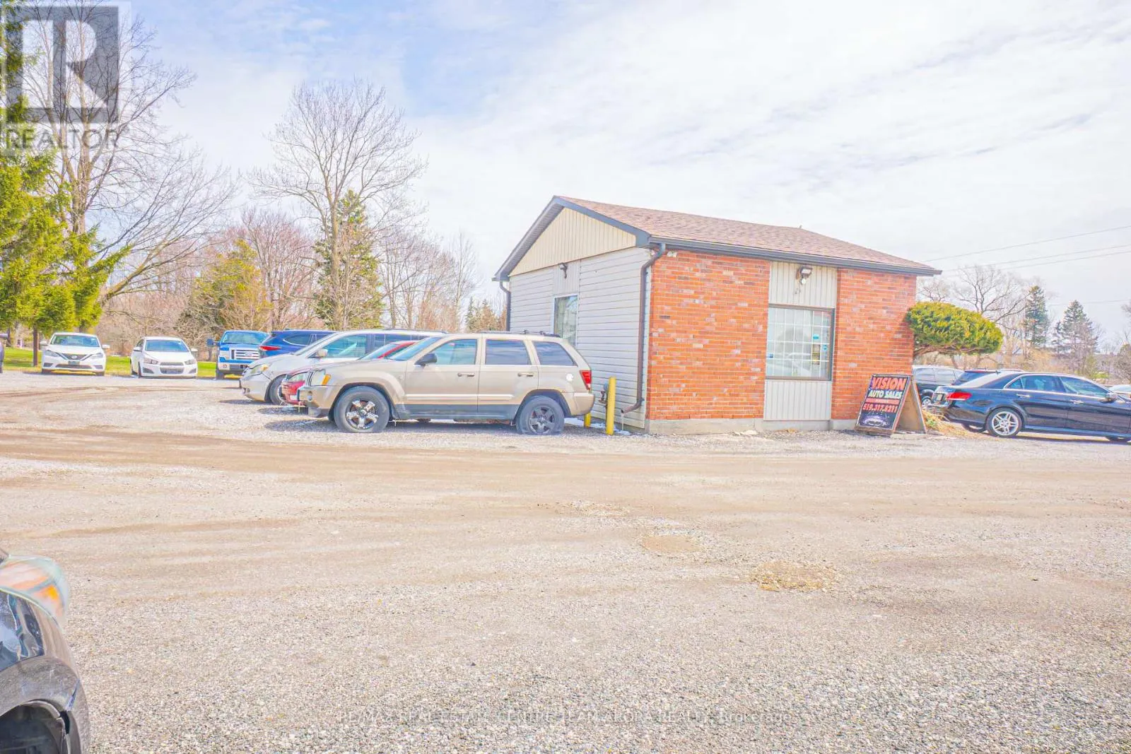 4016 DUNDAS STREET E