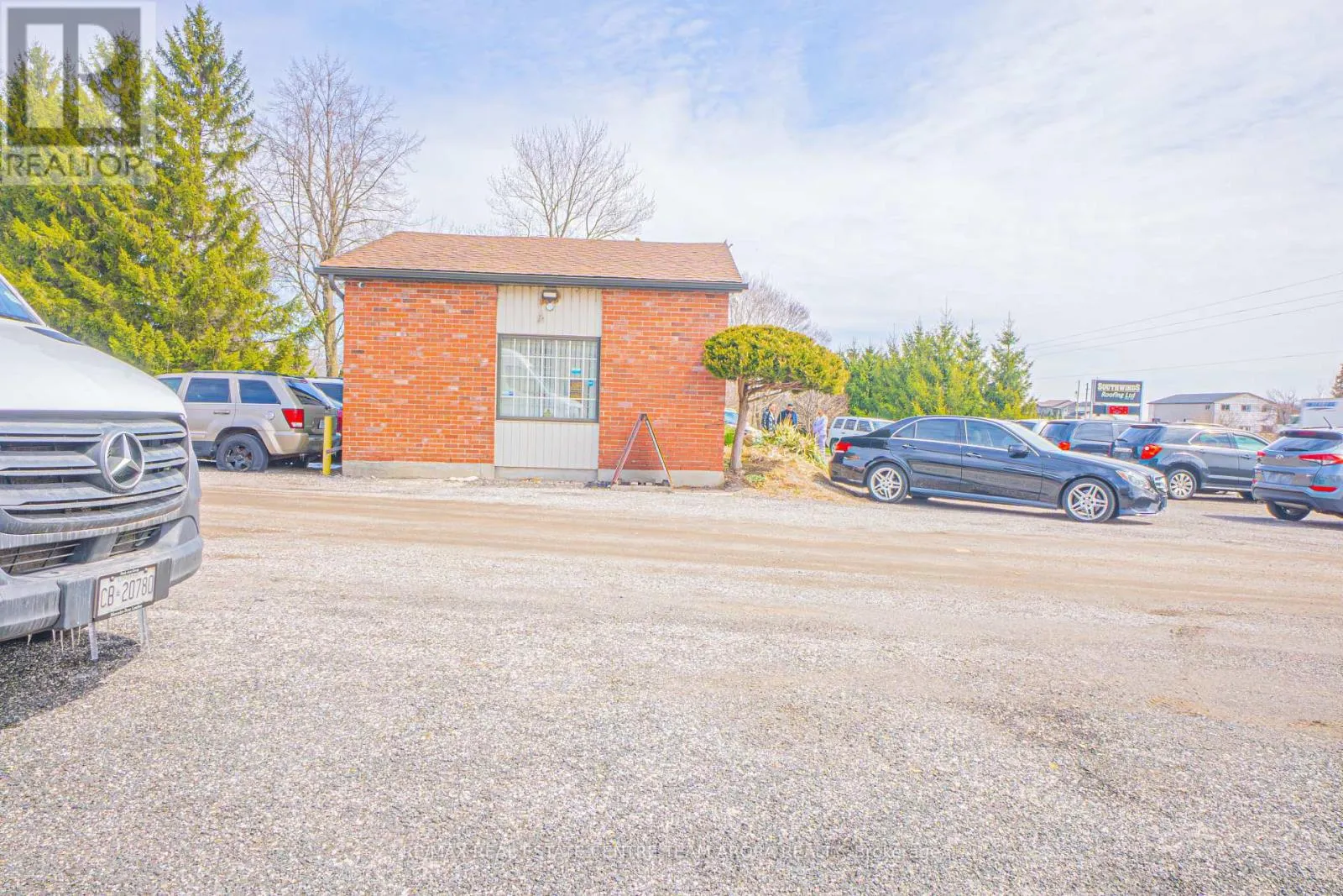 4016 DUNDAS STREET E