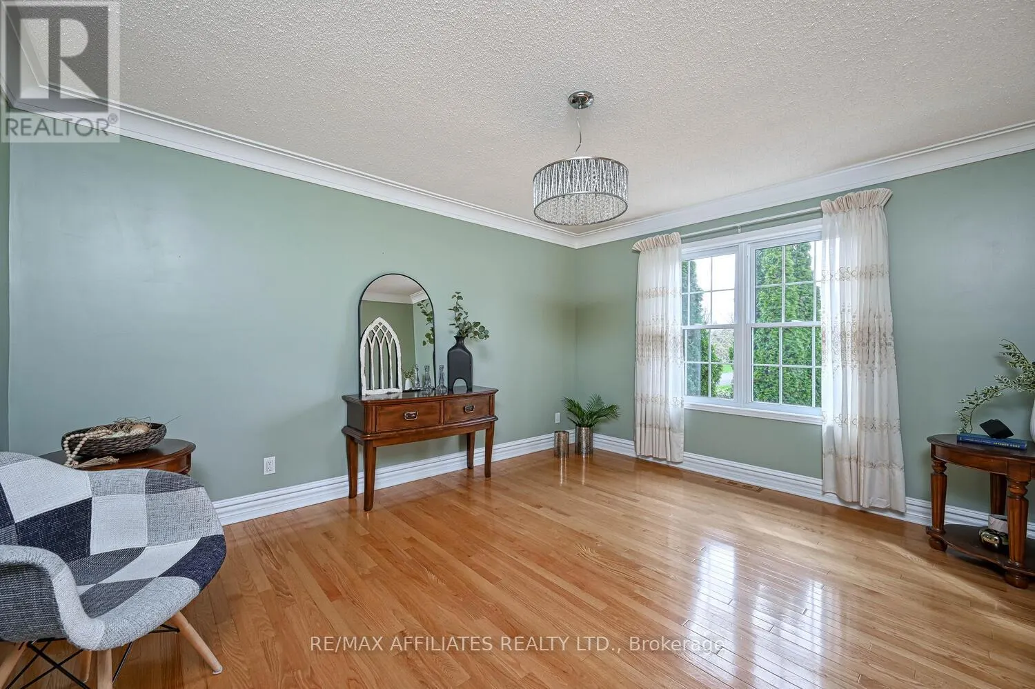 10 TUDOR CIRCLE