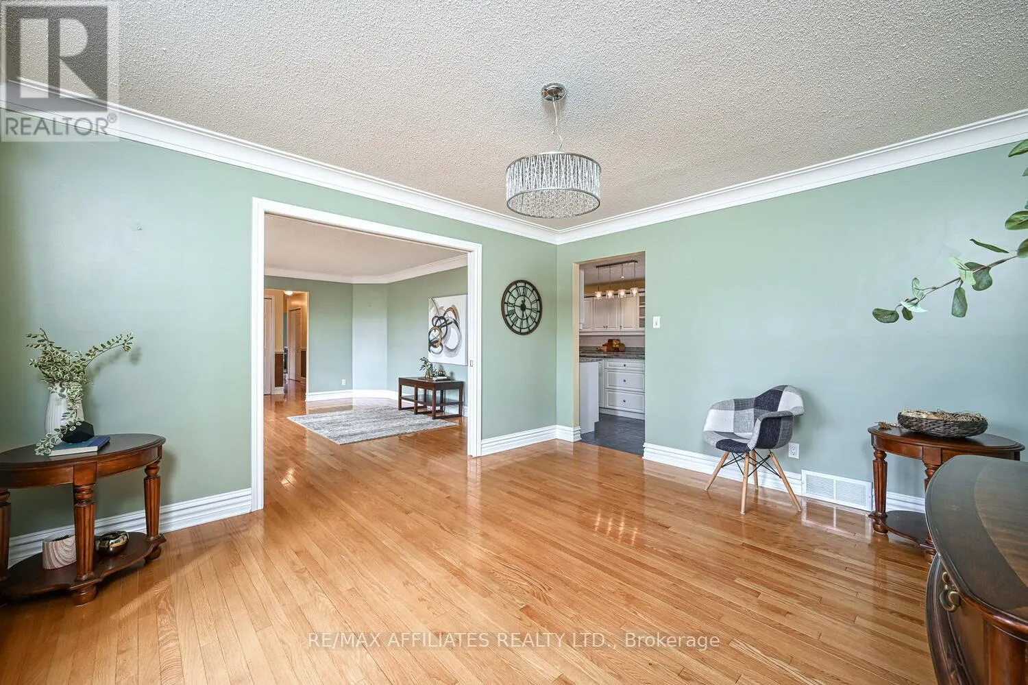 10 TUDOR CIRCLE