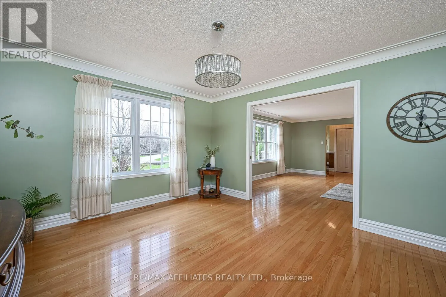 10 TUDOR CIRCLE