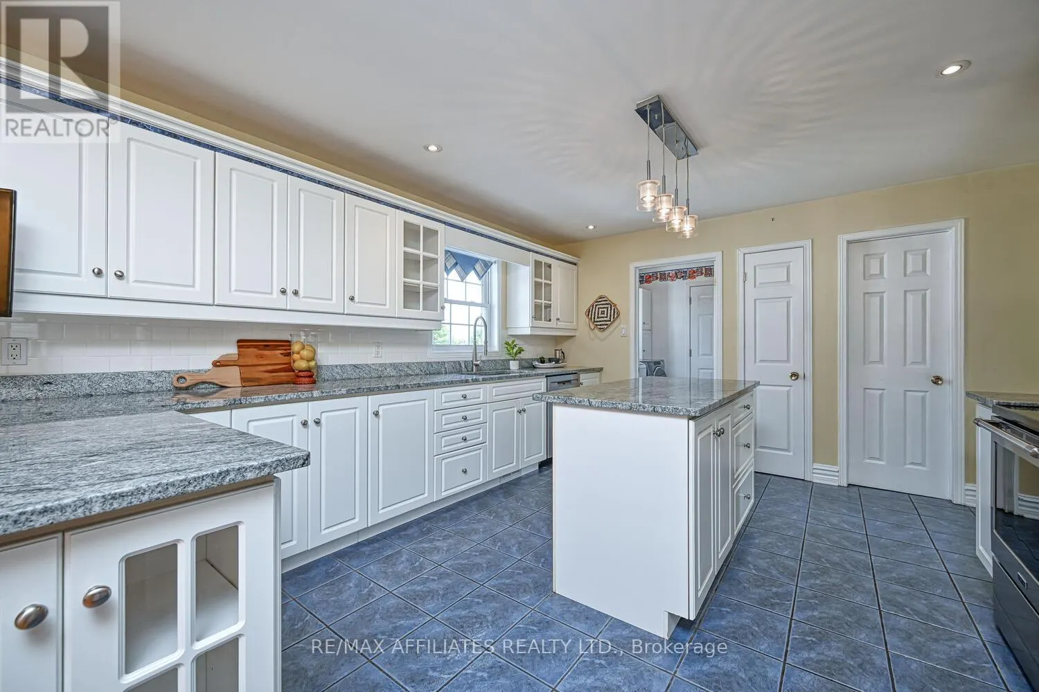 10 TUDOR CIRCLE