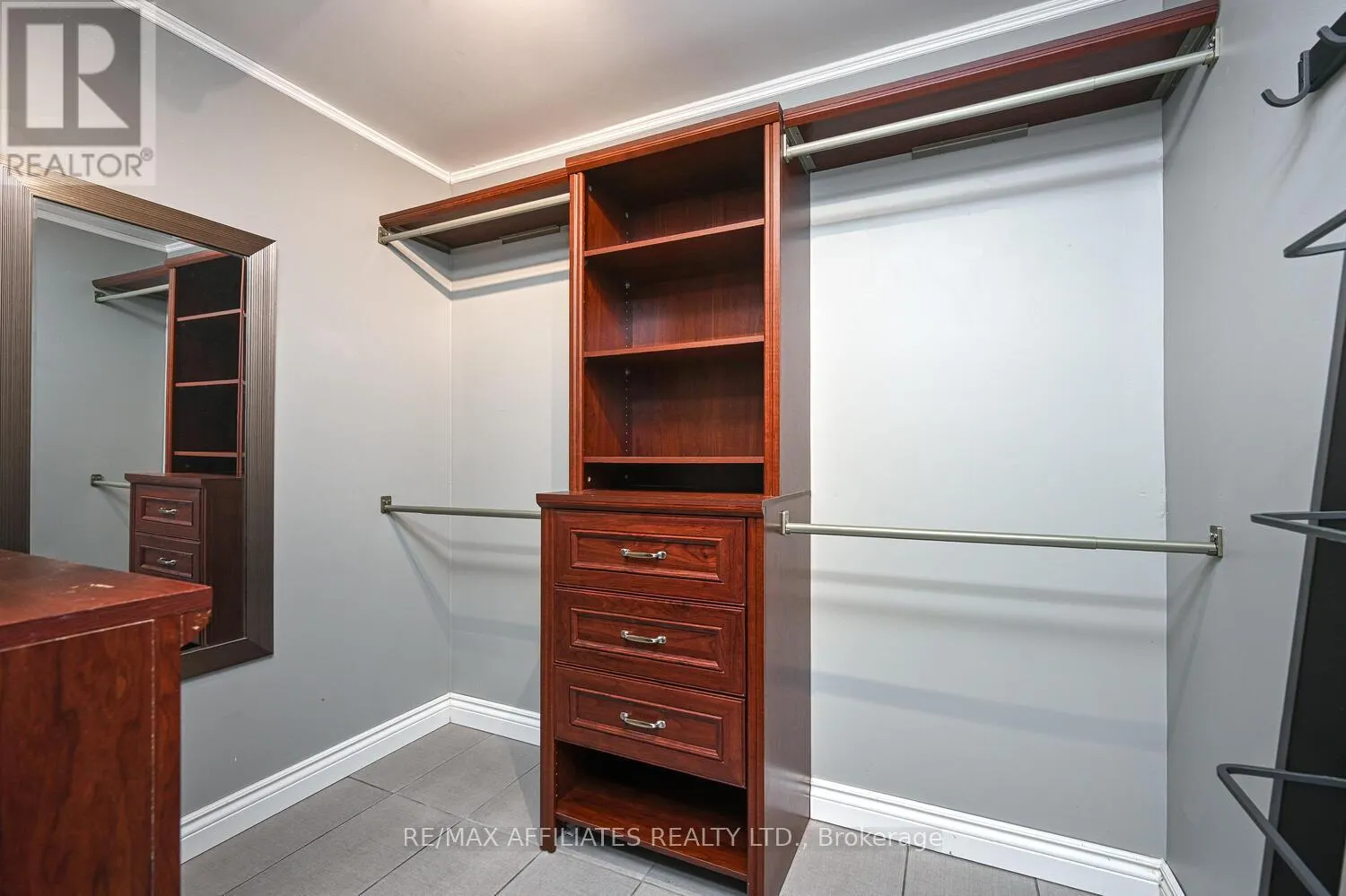 10 TUDOR CIRCLE