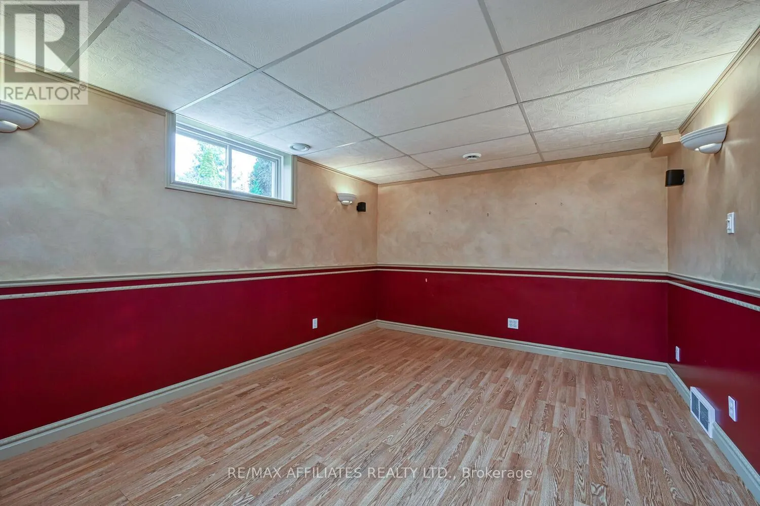 10 TUDOR CIRCLE