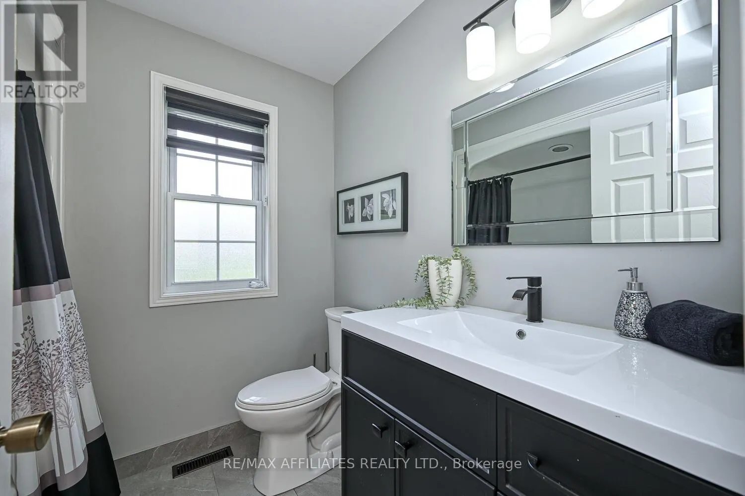 10 TUDOR CIRCLE