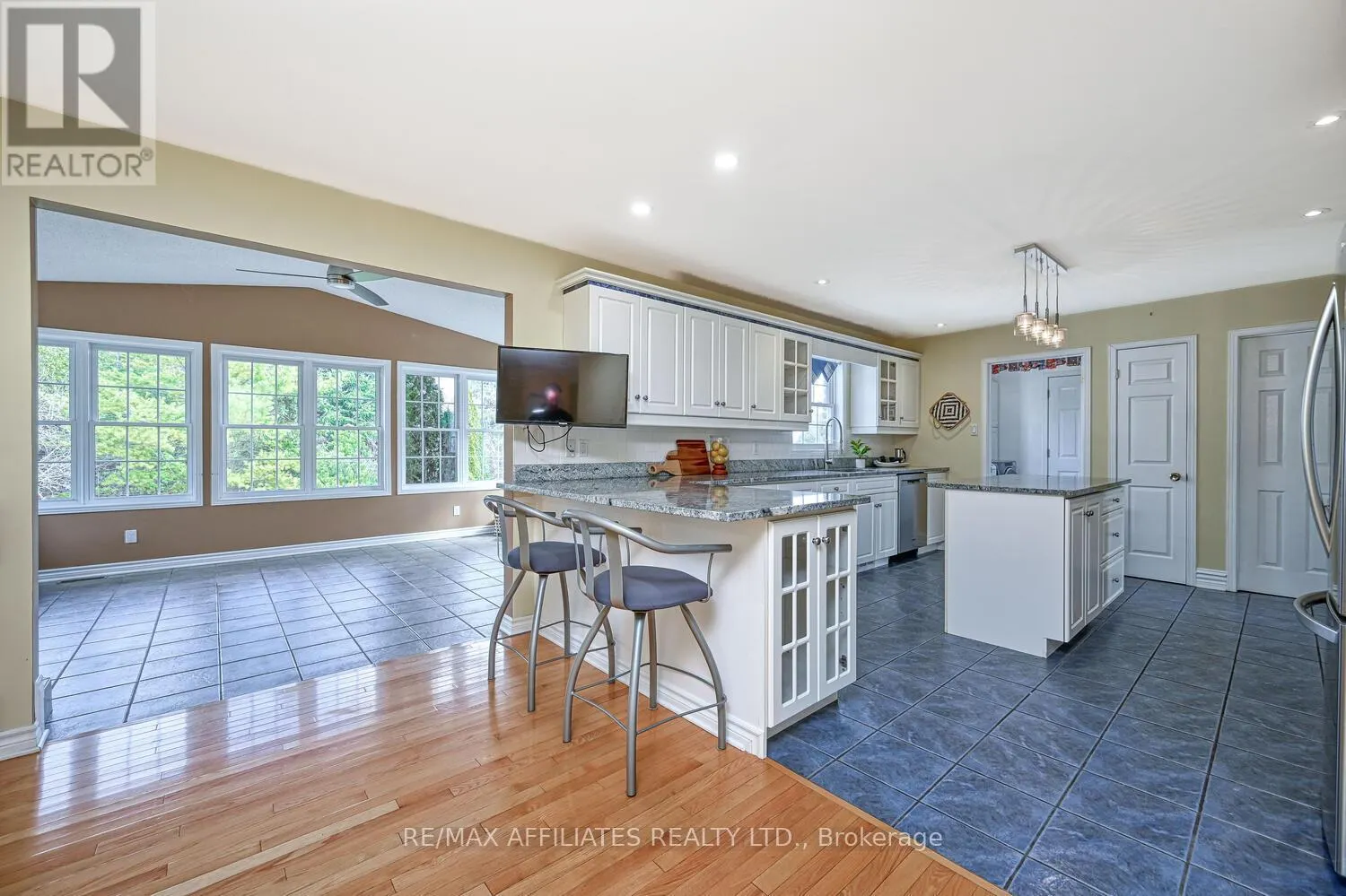 10 TUDOR CIRCLE