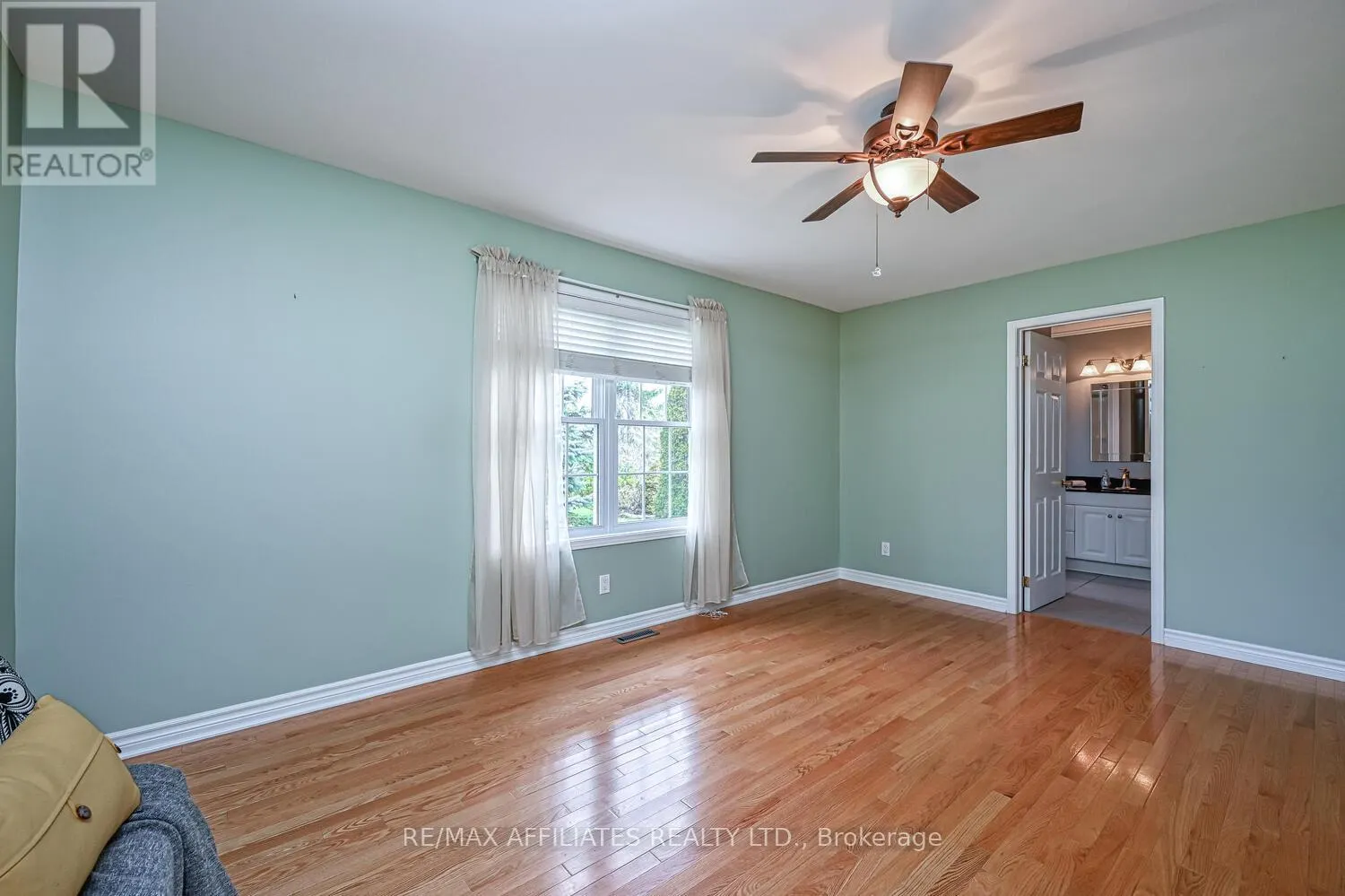 10 TUDOR CIRCLE