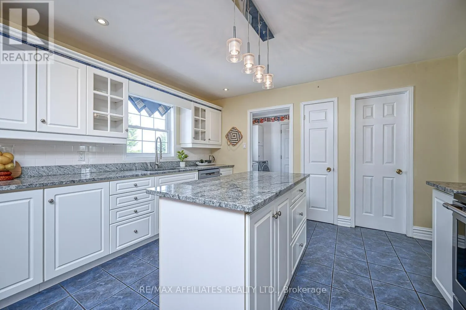 10 TUDOR CIRCLE