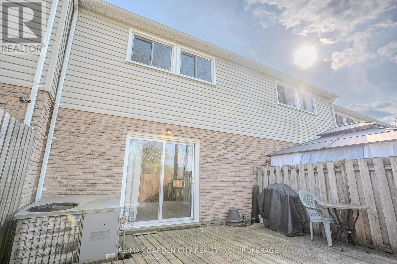15 - 149 ST. CATHARINES STREET, #15
