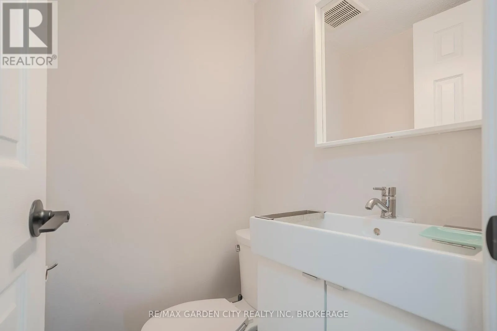15 - 149 ST. CATHARINES STREET, #15