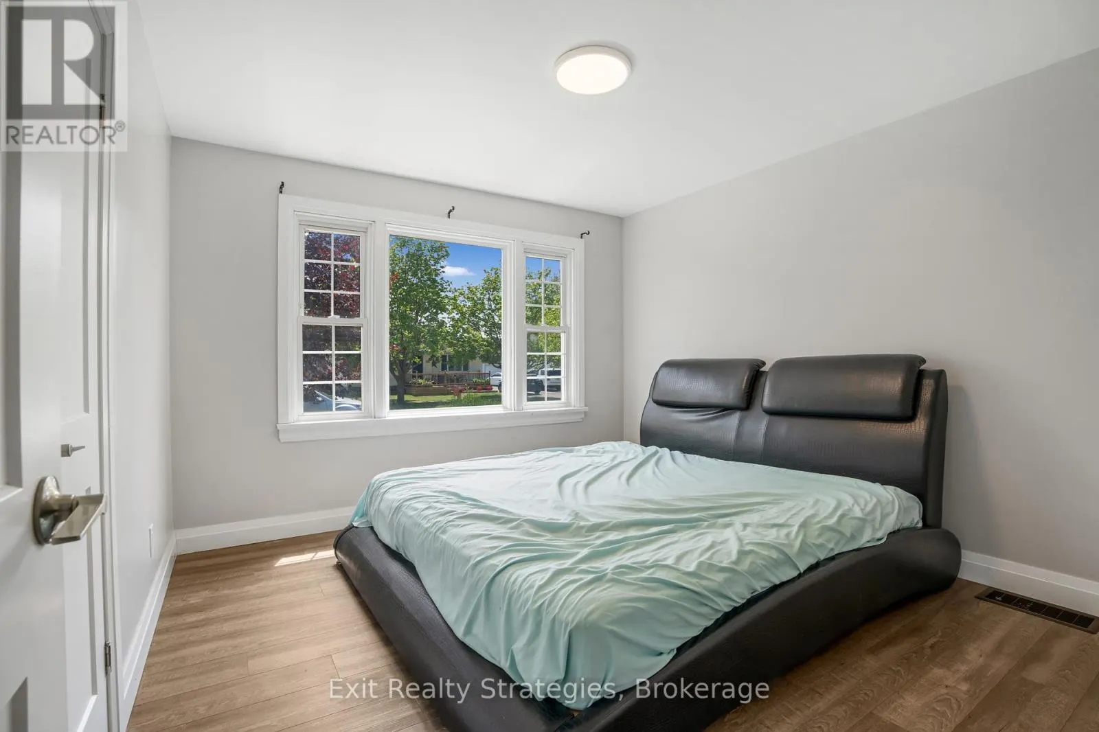9 HEYWOOD AVENUE