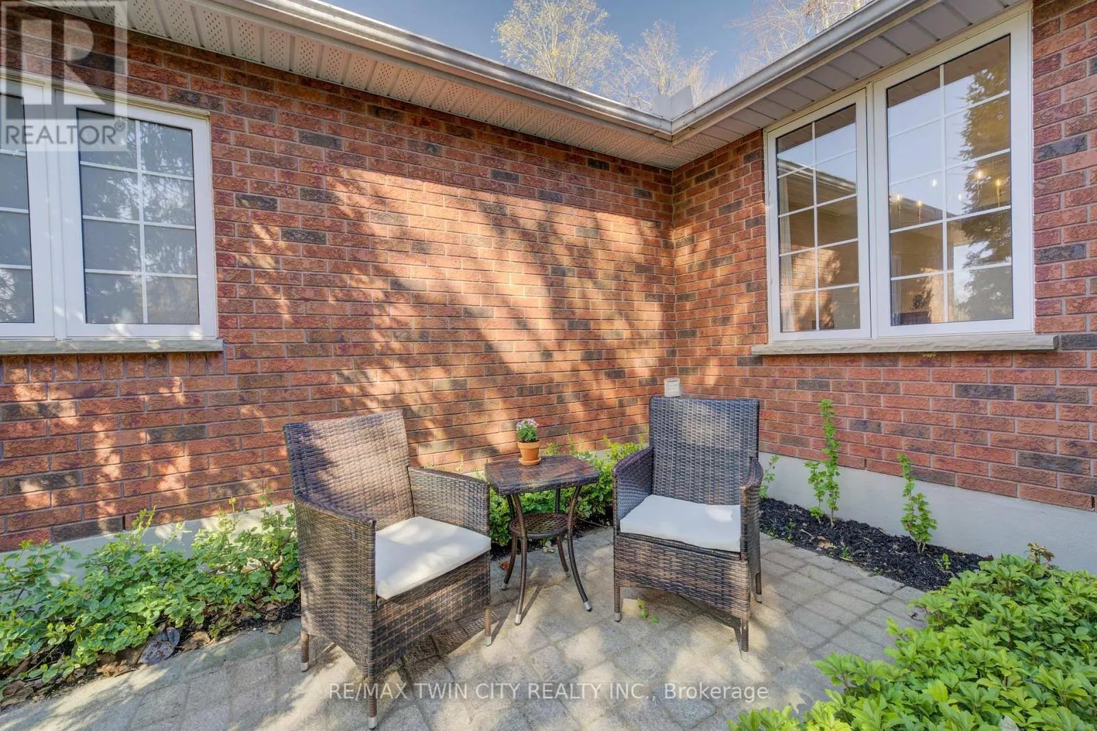 439 NORTHLAKE DRIVE