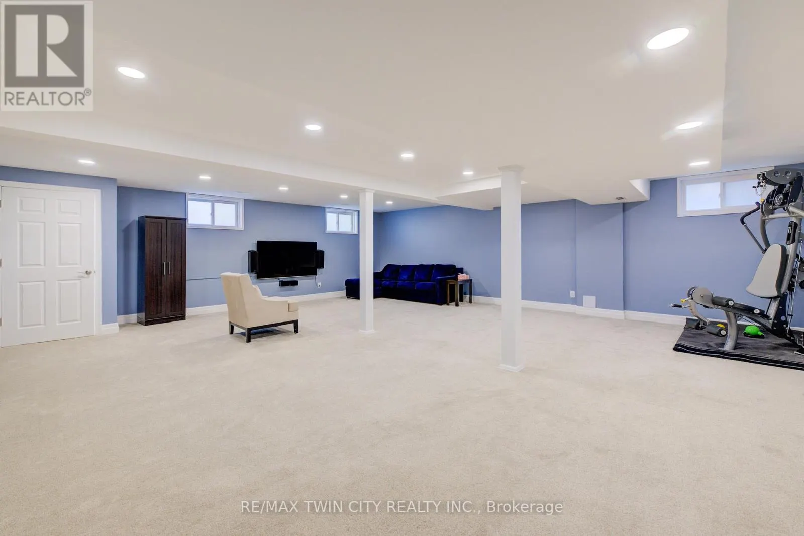 439 NORTHLAKE DRIVE
