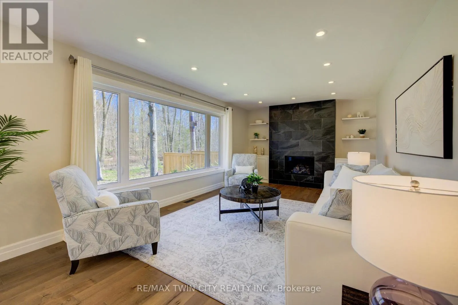 439 NORTHLAKE DRIVE