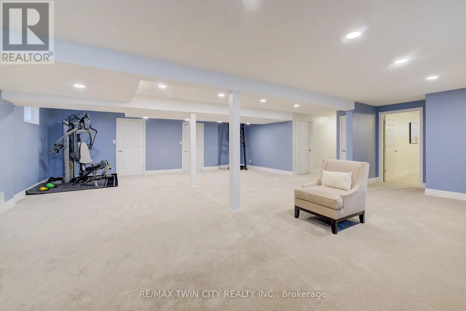 439 NORTHLAKE DRIVE