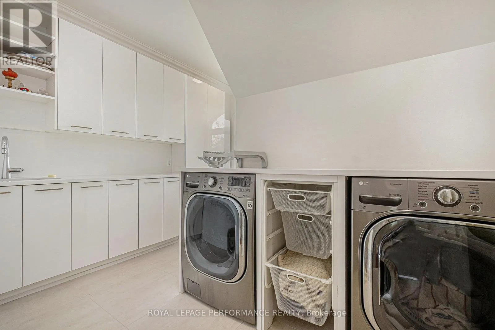 1413 BLACKHORSE COURT