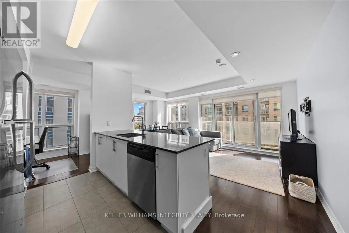 909 - 242 RIDEAU STREET