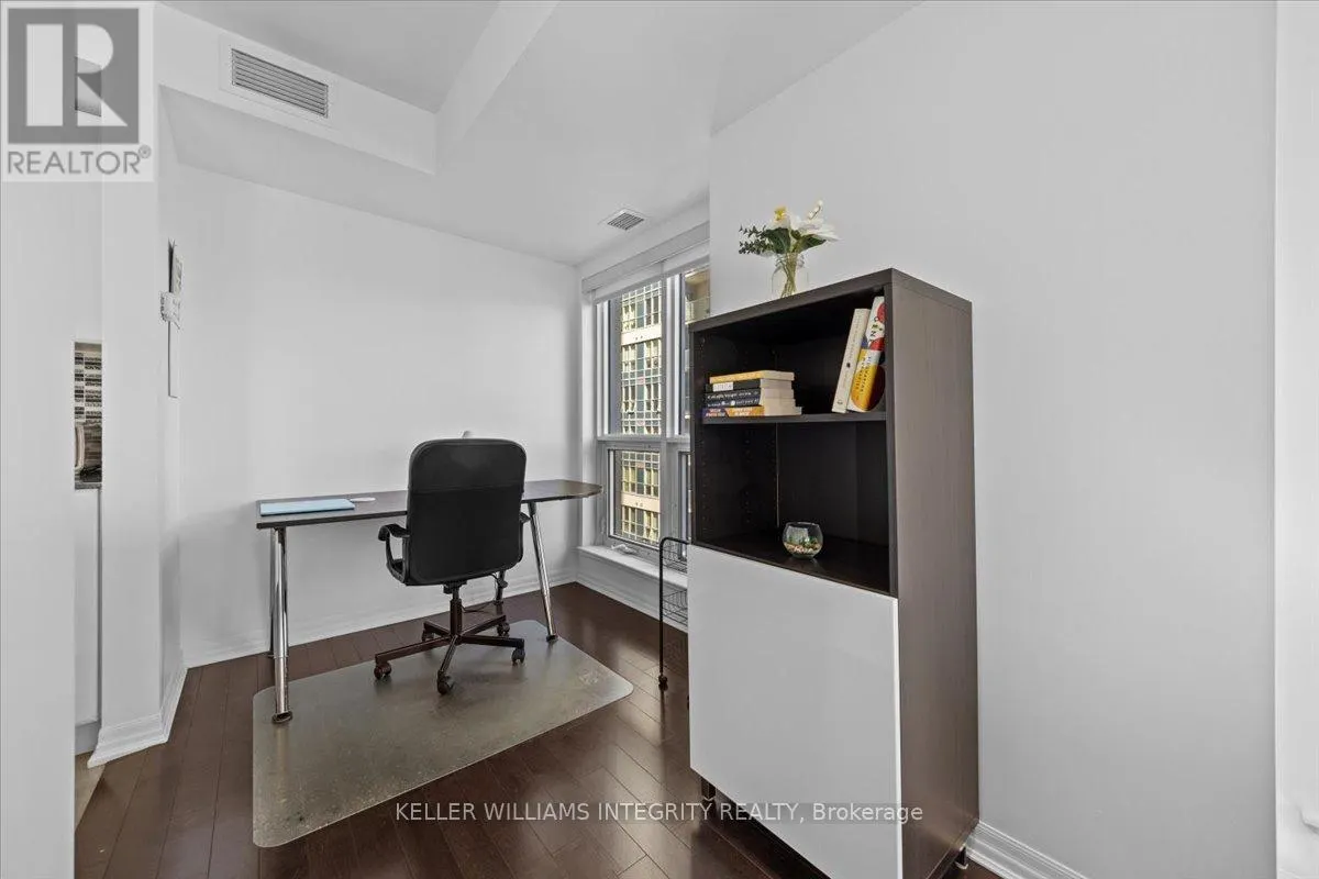 909 - 242 RIDEAU STREET