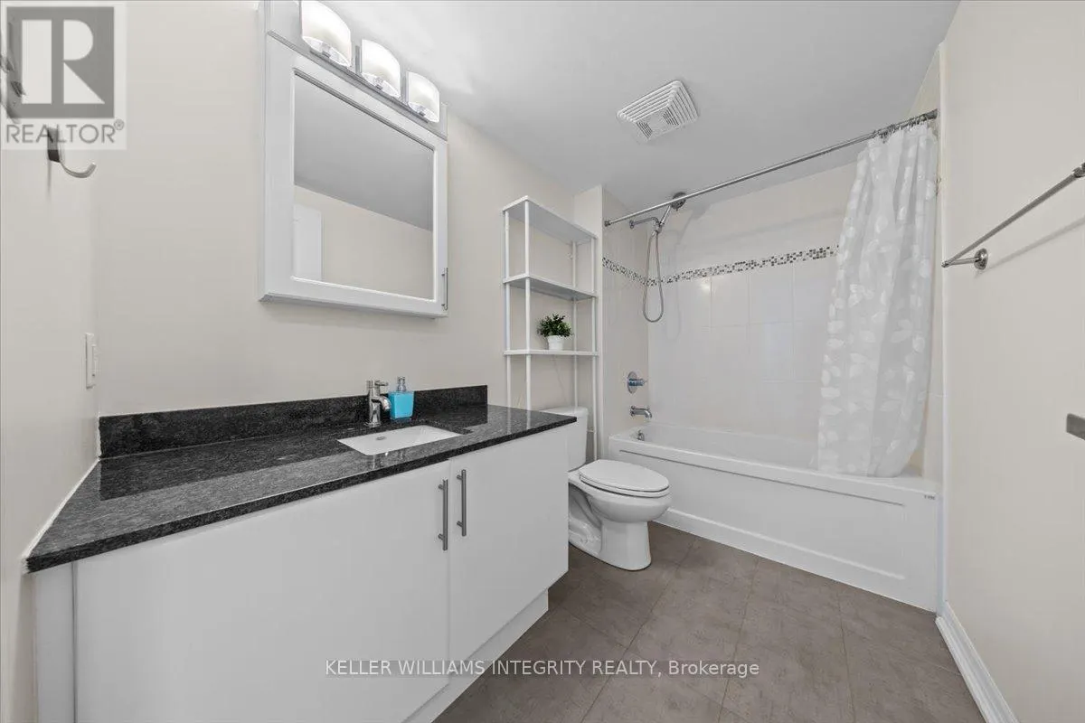 909 - 242 RIDEAU STREET