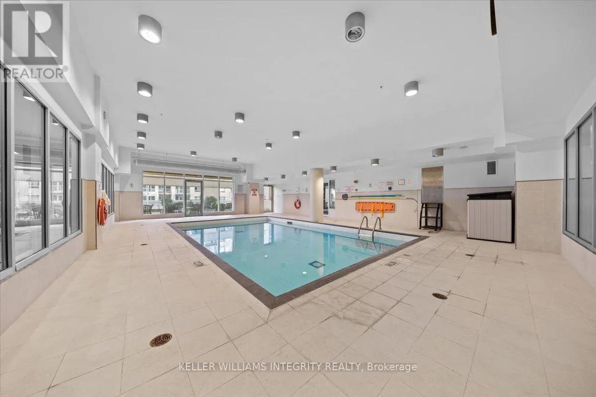 909 - 242 RIDEAU STREET