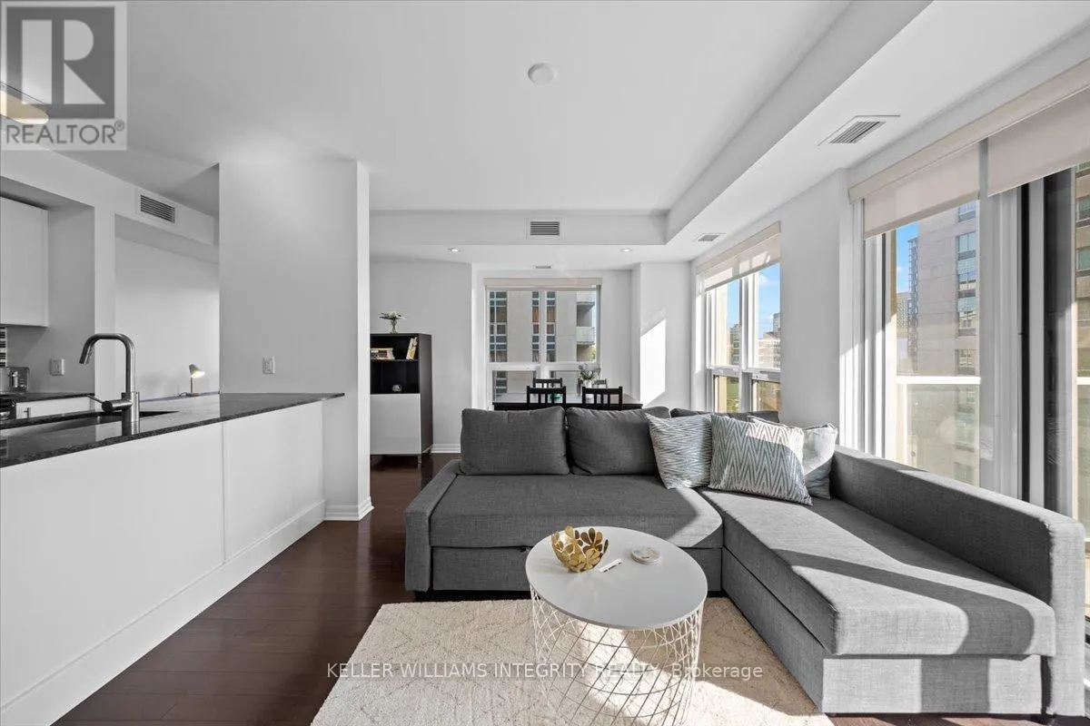 909 - 242 RIDEAU STREET