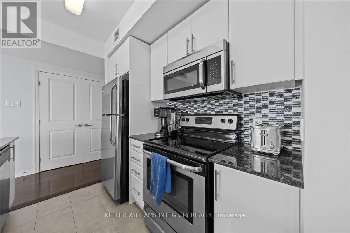 909 - 242 RIDEAU STREET