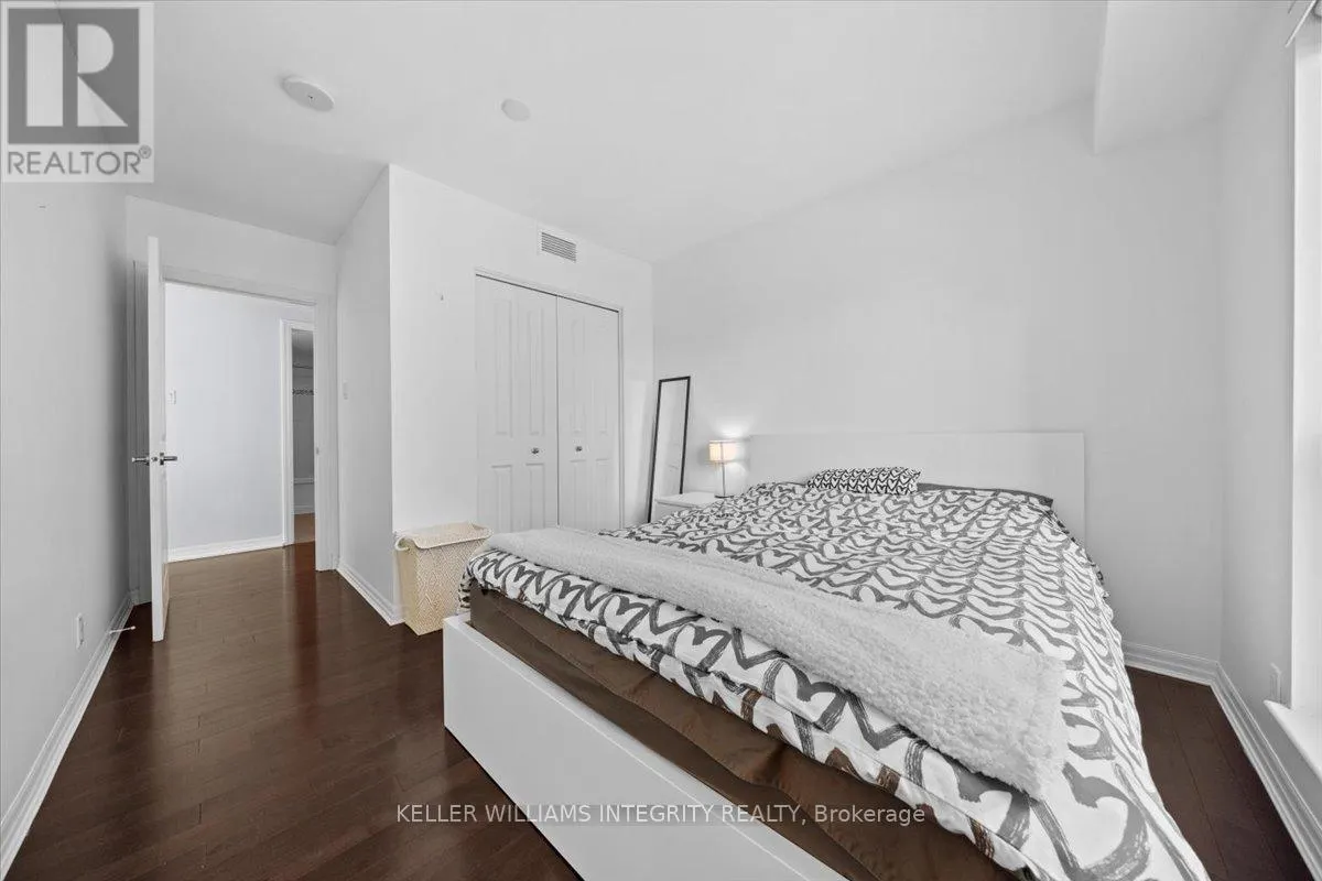 909 - 242 RIDEAU STREET