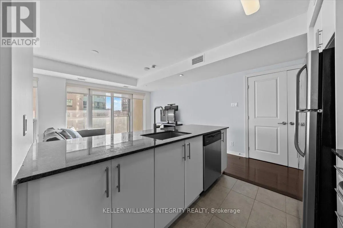 909 - 242 RIDEAU STREET
