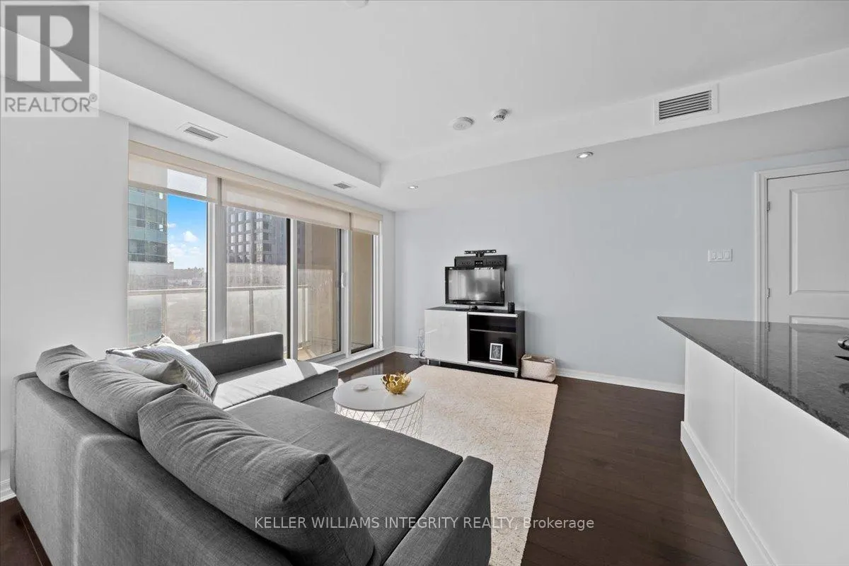 909 - 242 RIDEAU STREET