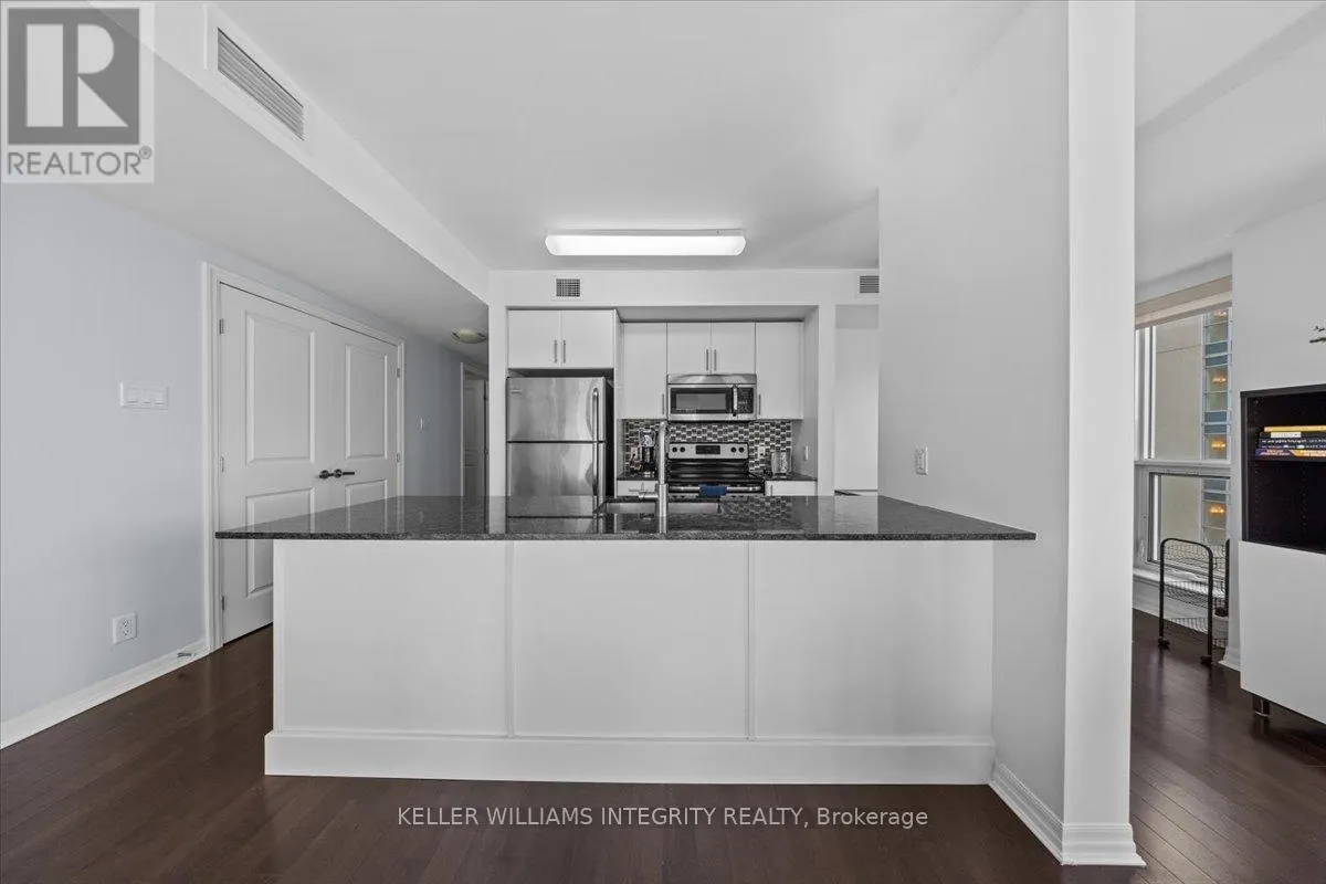 909 - 242 RIDEAU STREET