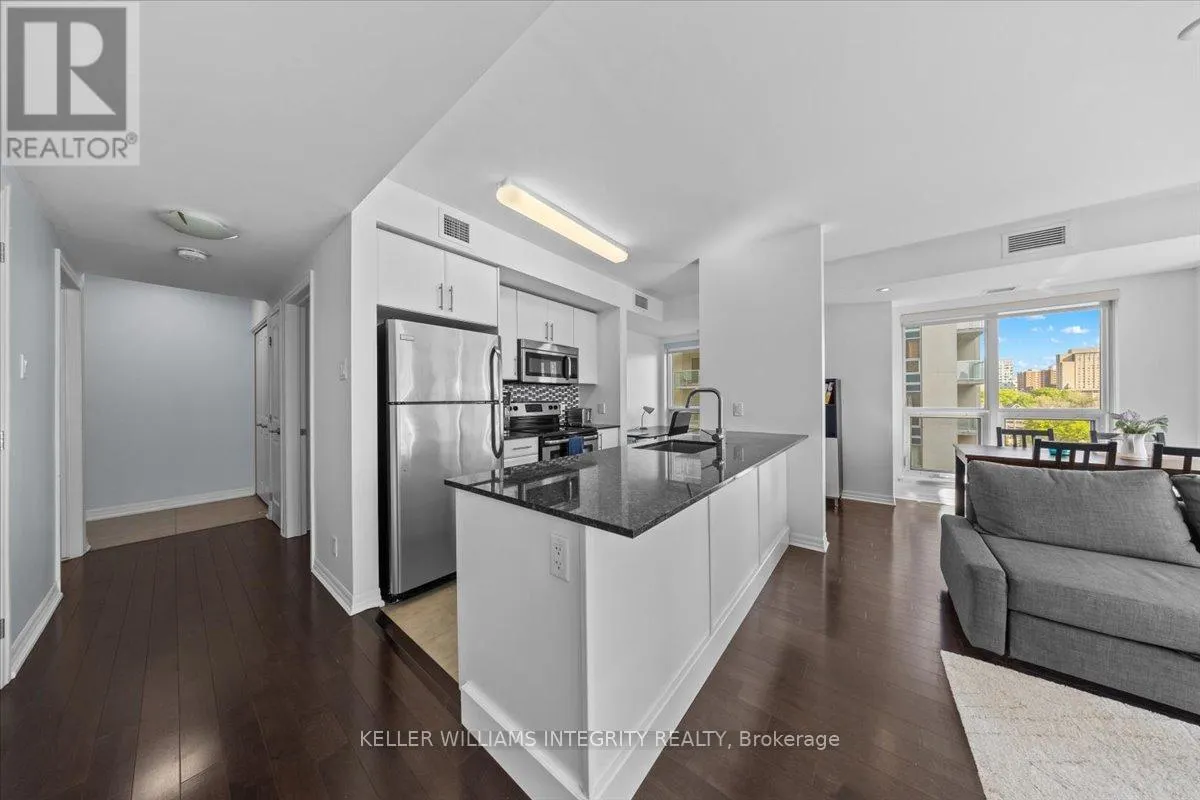 909 - 242 RIDEAU STREET