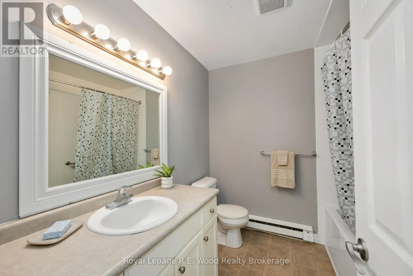 4 - 10 DUFFERIN STREET, #4