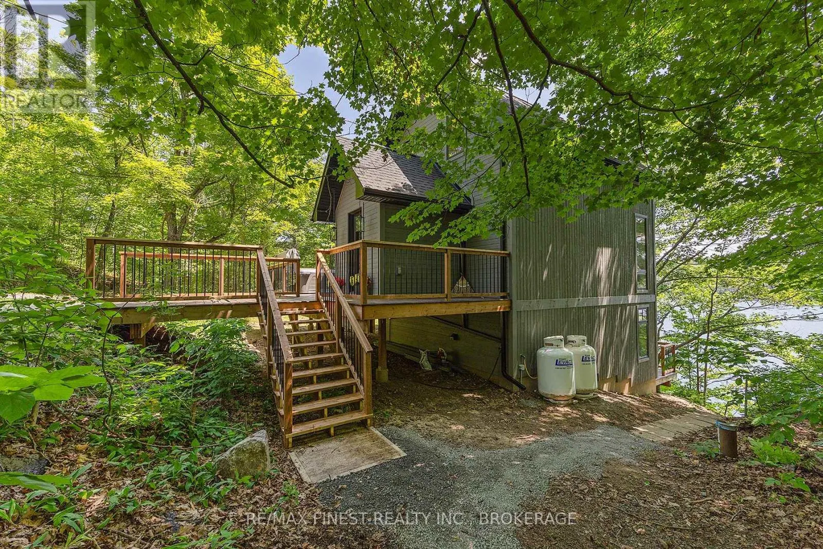 1005 MACDONALD LANE